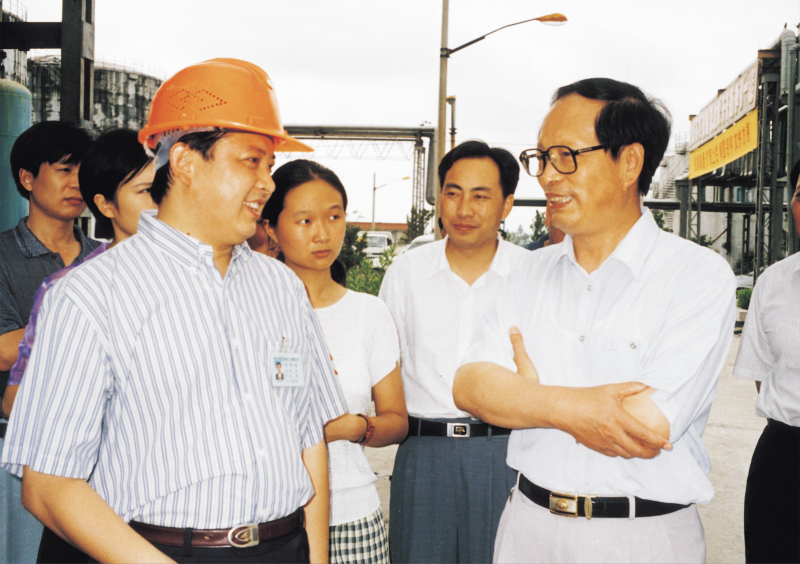 1998年8月1日，湖北省委書記賈志傑在舒心先生的陪同下，對我公司進行了視察